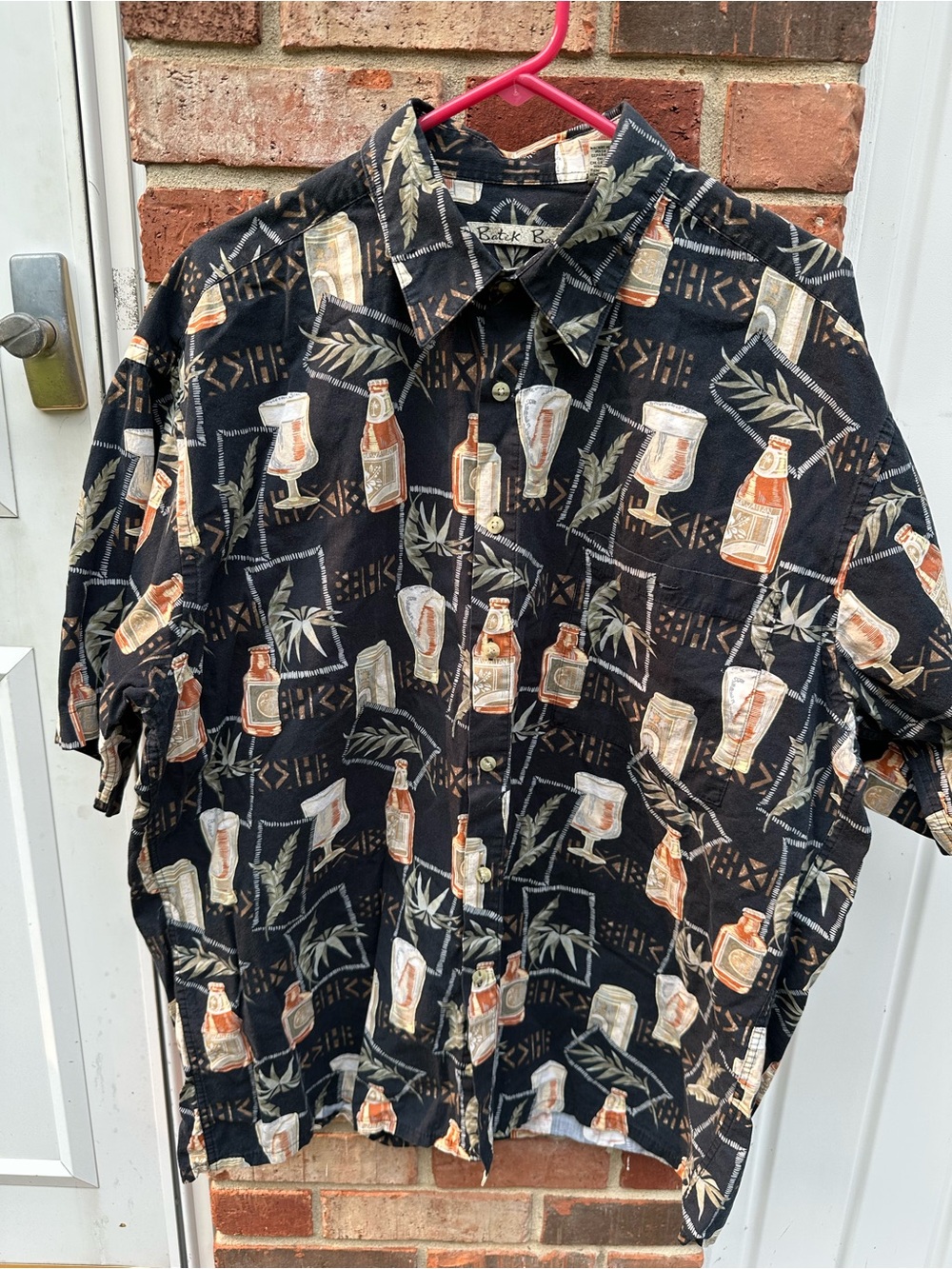 Batik Bay Men’s XL Hawaiian Short Sleeve Button Down Camp Shirt Beer Bottles